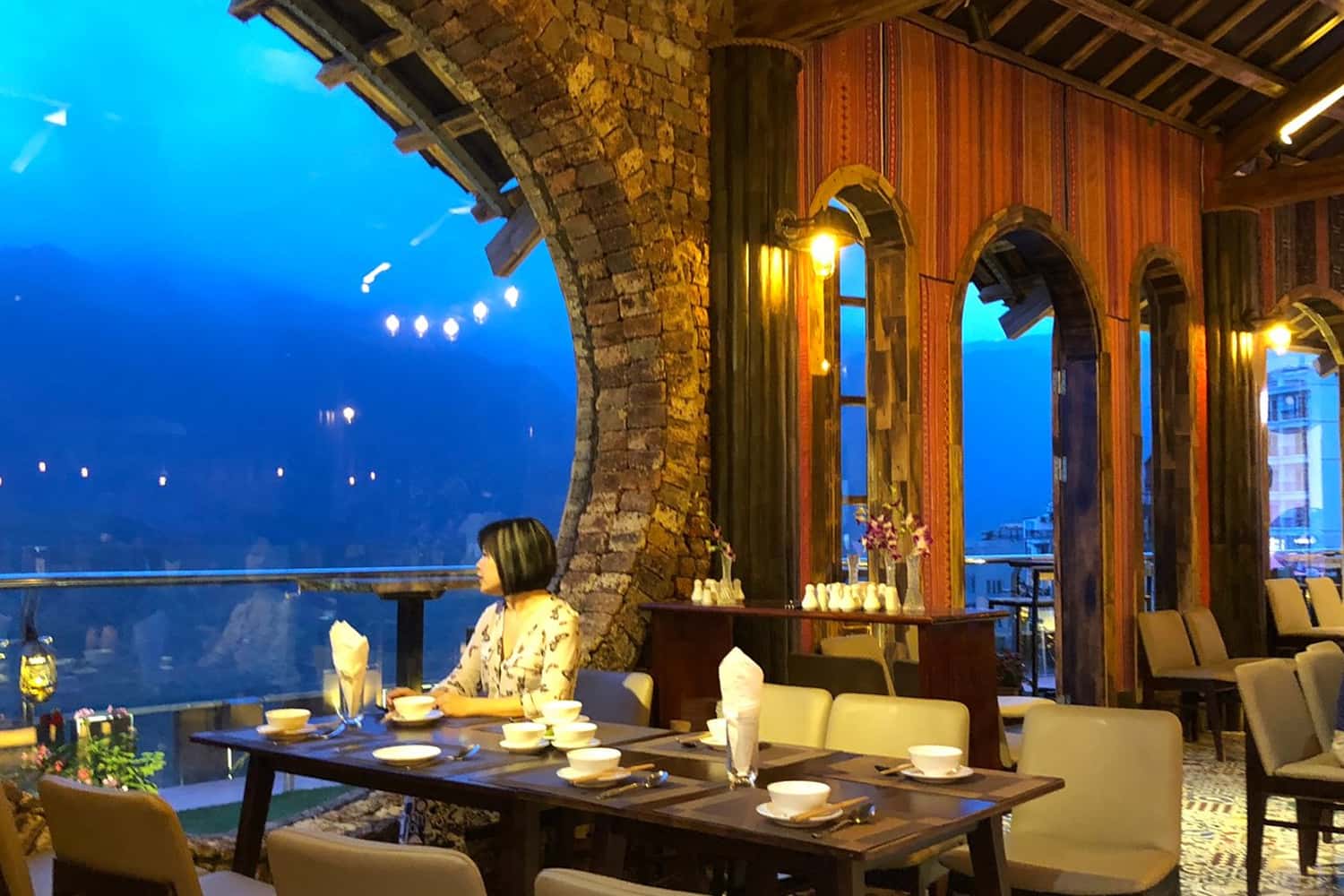 Thật tuyệt vời khi vừa thưởng thức món lẩu cá hồi nóng hổi, vừa được ngắm toàn cảnh thị trấn Sapa bên ngoài