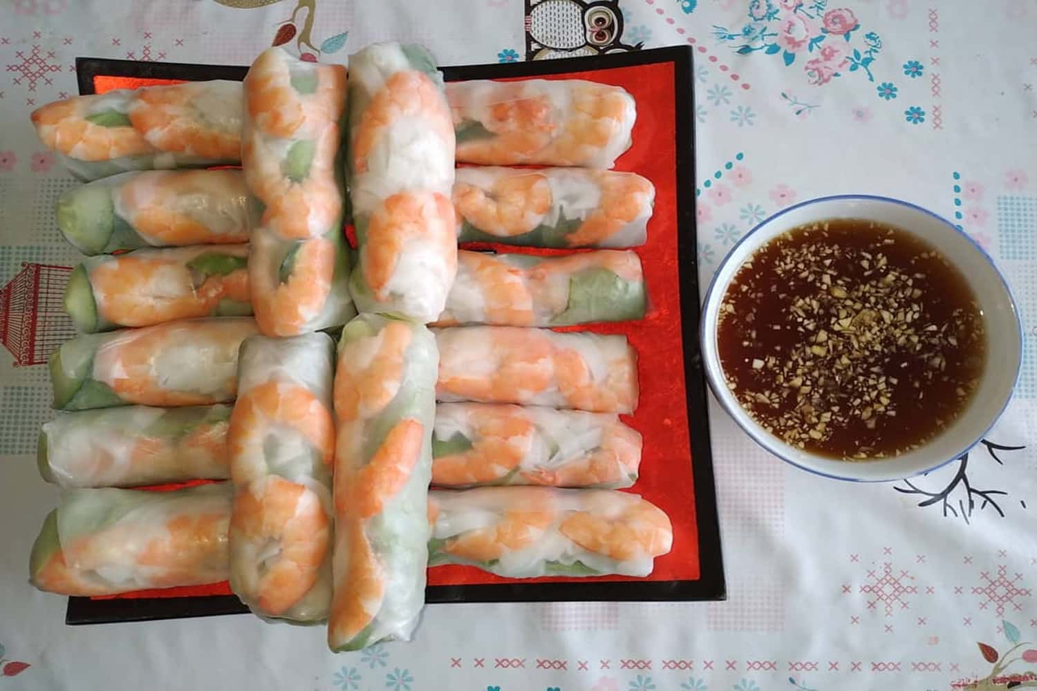  Nhân bên trong gồm có giò, nem nướng, tôm bóc nõn và rau xanh