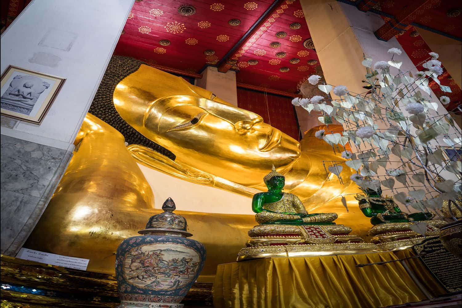 Ghé thăm Wat Phra Non Chakkrasi Worawihan