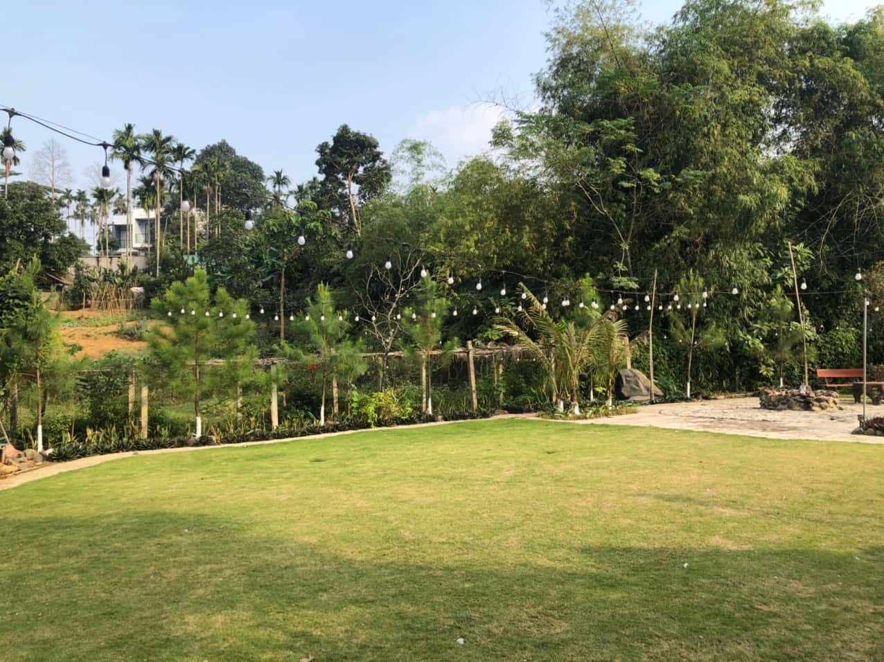 Sân vườn rộng phù hợp mọi hoạt động