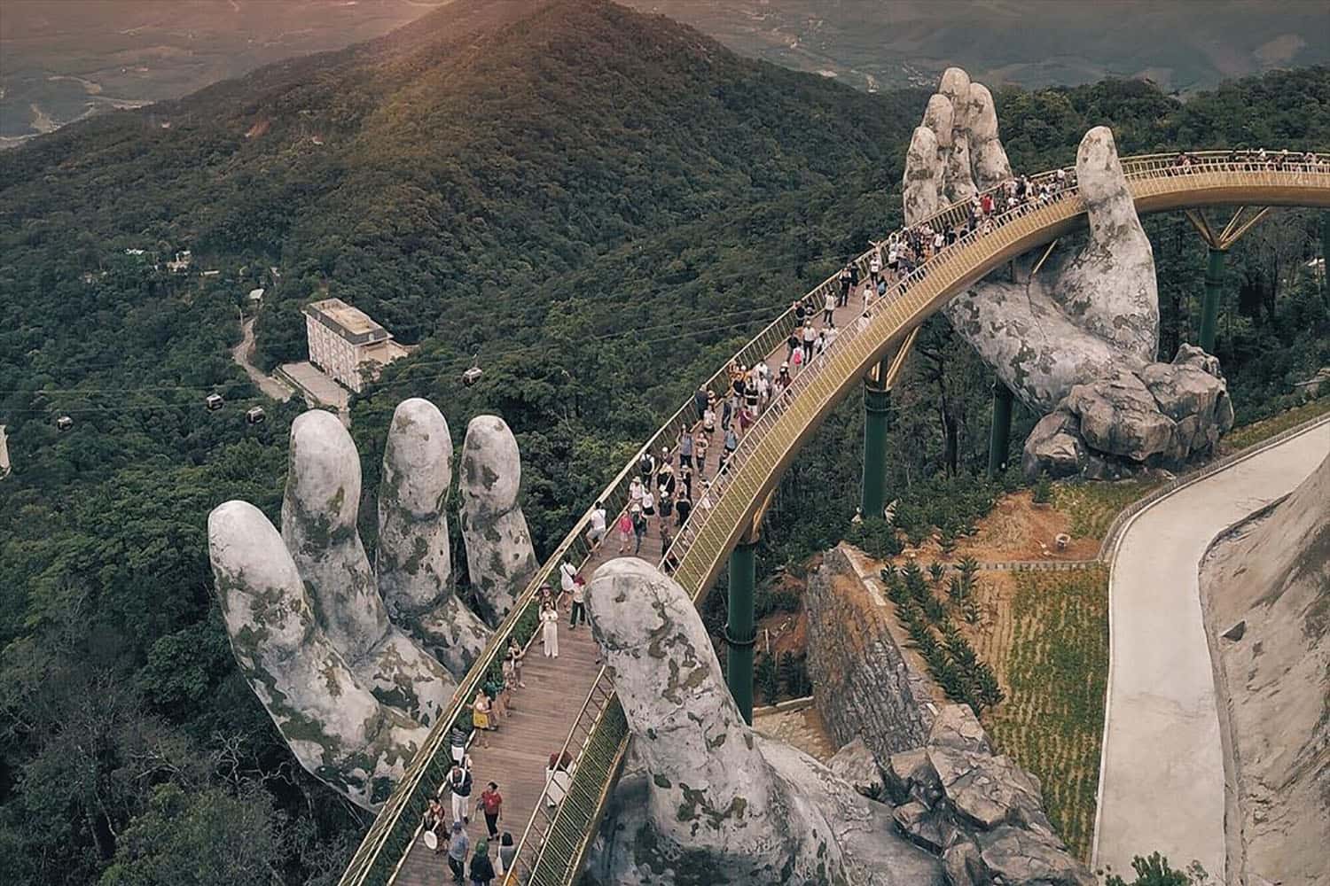 Đứng giữa Cầu Vàng và ngắm nhìn toàn cảnh Bà Nà