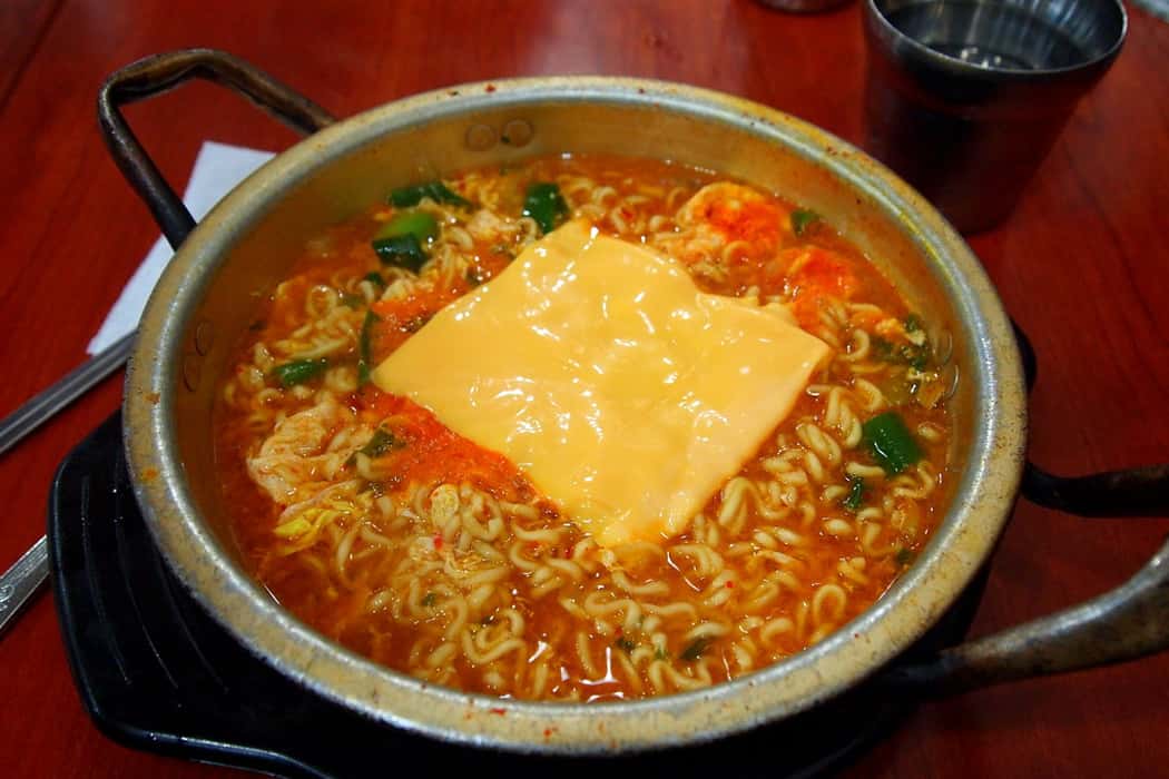 Cheese ramen (mì ăn liền phô mai)