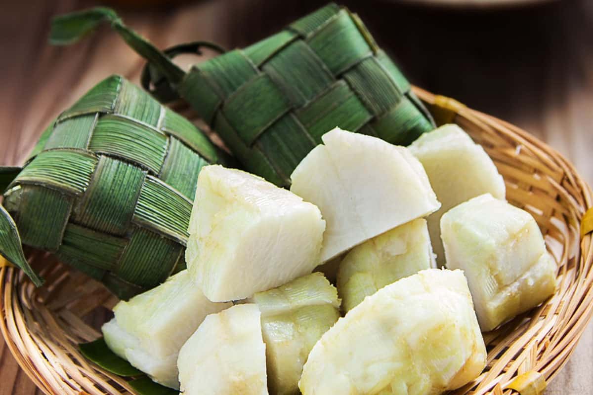 Món ăn được đựng bằng lá chuối
