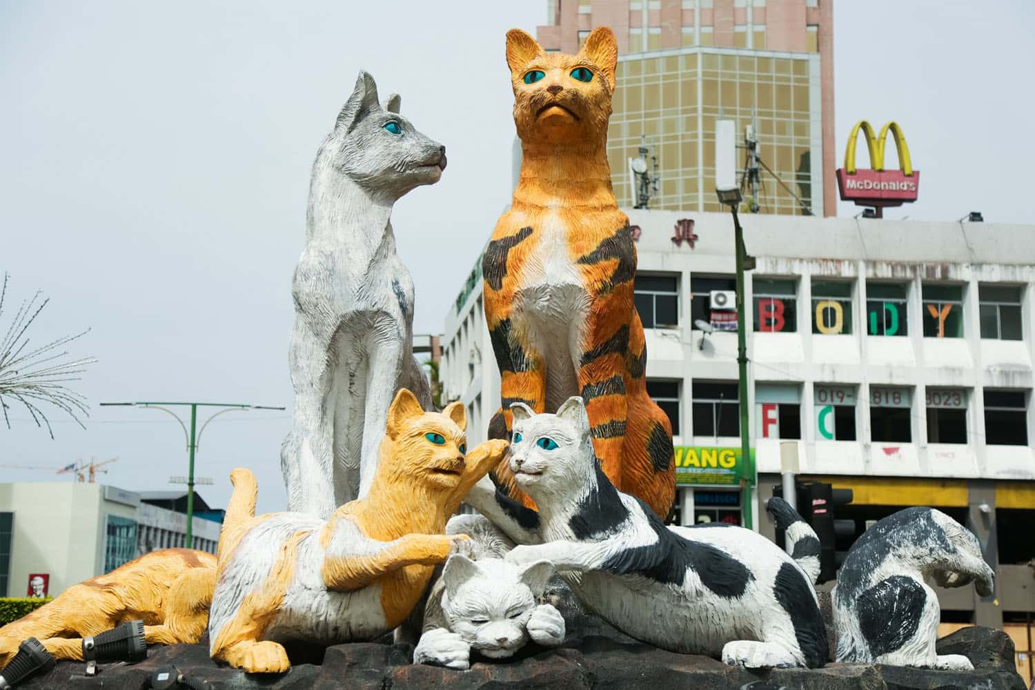 Tham quan và đếm tượng mèo tại Kuching