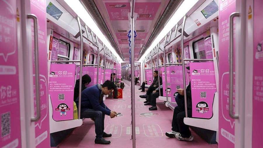 Có cả tàu màu hồng như này