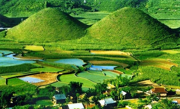 Núi Đôi Quản Bạ nằm giữa những ruộng bậc thang