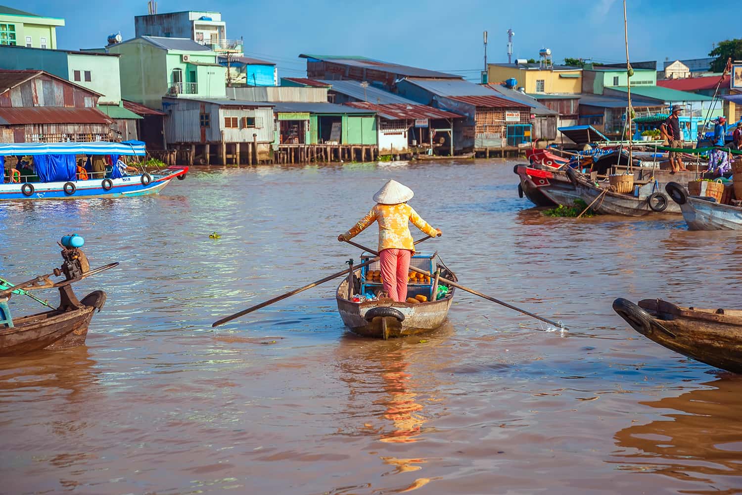 Chèo thuyền dọc dòng sông Mê Kông