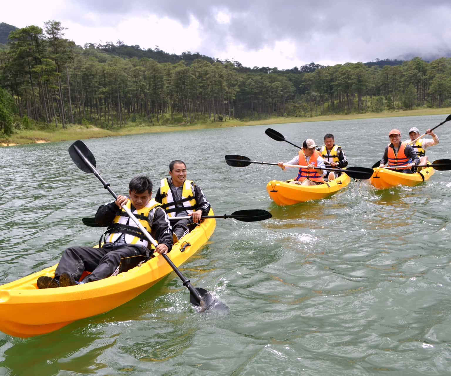 Chèo thuyền kayak ở hồ Tuyền Lâm