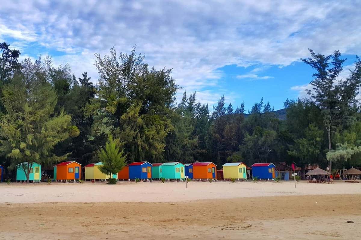 Khu nhà gỗ bên bờ biển