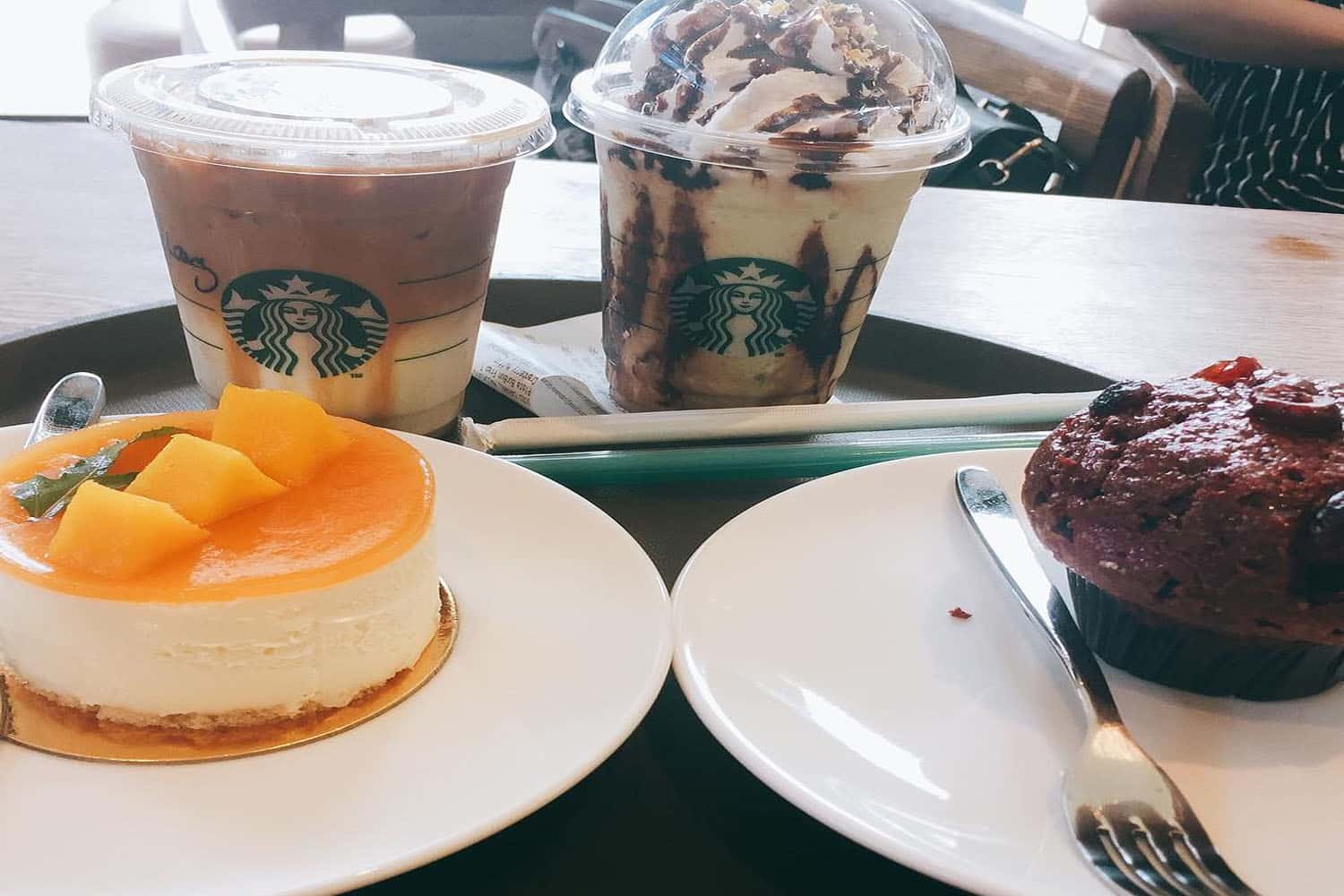 Bánh ngọt ăn kèm đồ uống ở Starbuck 
