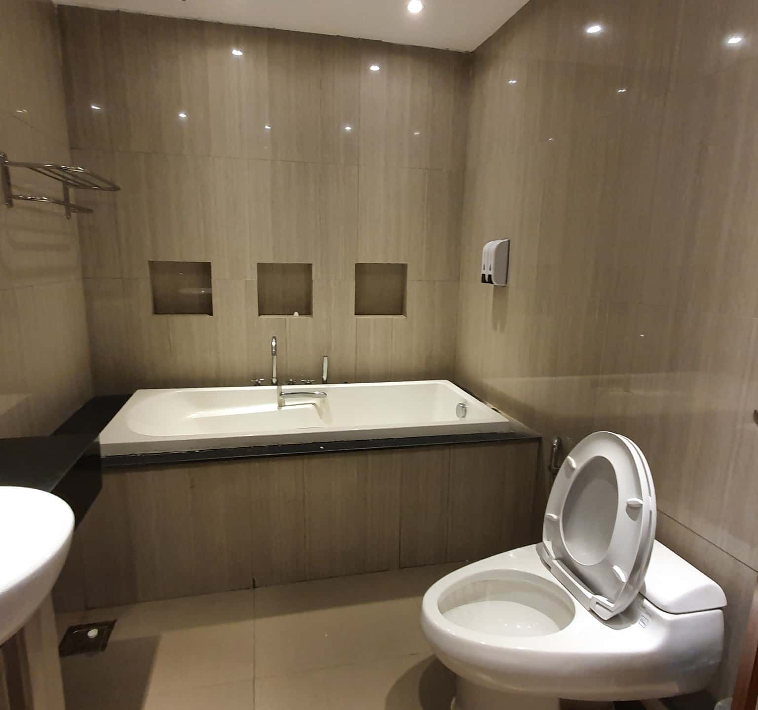 Phòng tắm với bồn tắm cực kì hiện đại