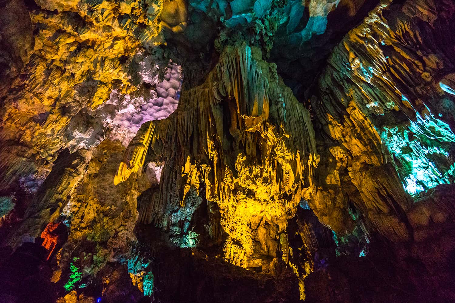 Hang Sửng Sốt