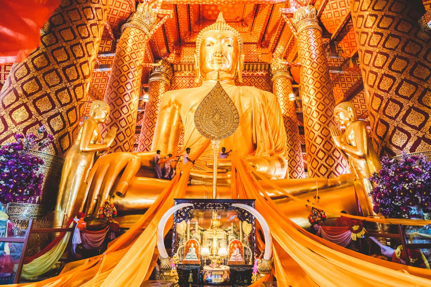Wat Panan Choeng (Phật vàng)