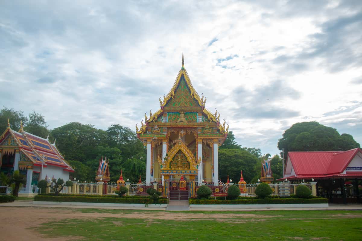 Khám phá Wat Sawang Arom