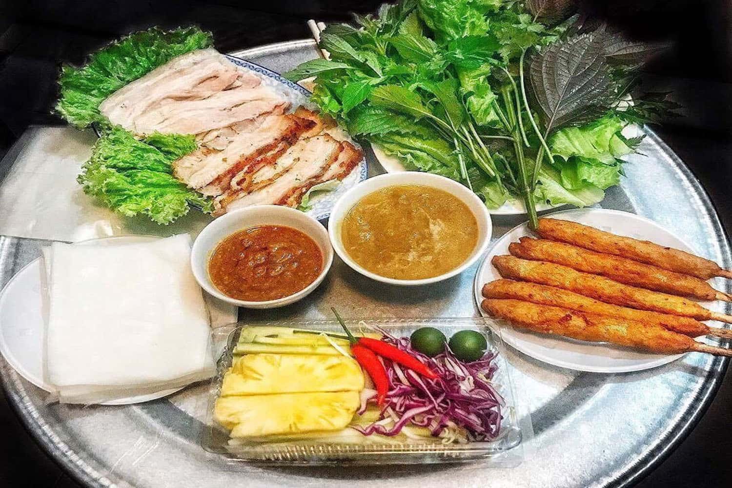 Quảng Nam thường có bánh tráng, thịt heo đã được luộc sẵn và thái mỏng