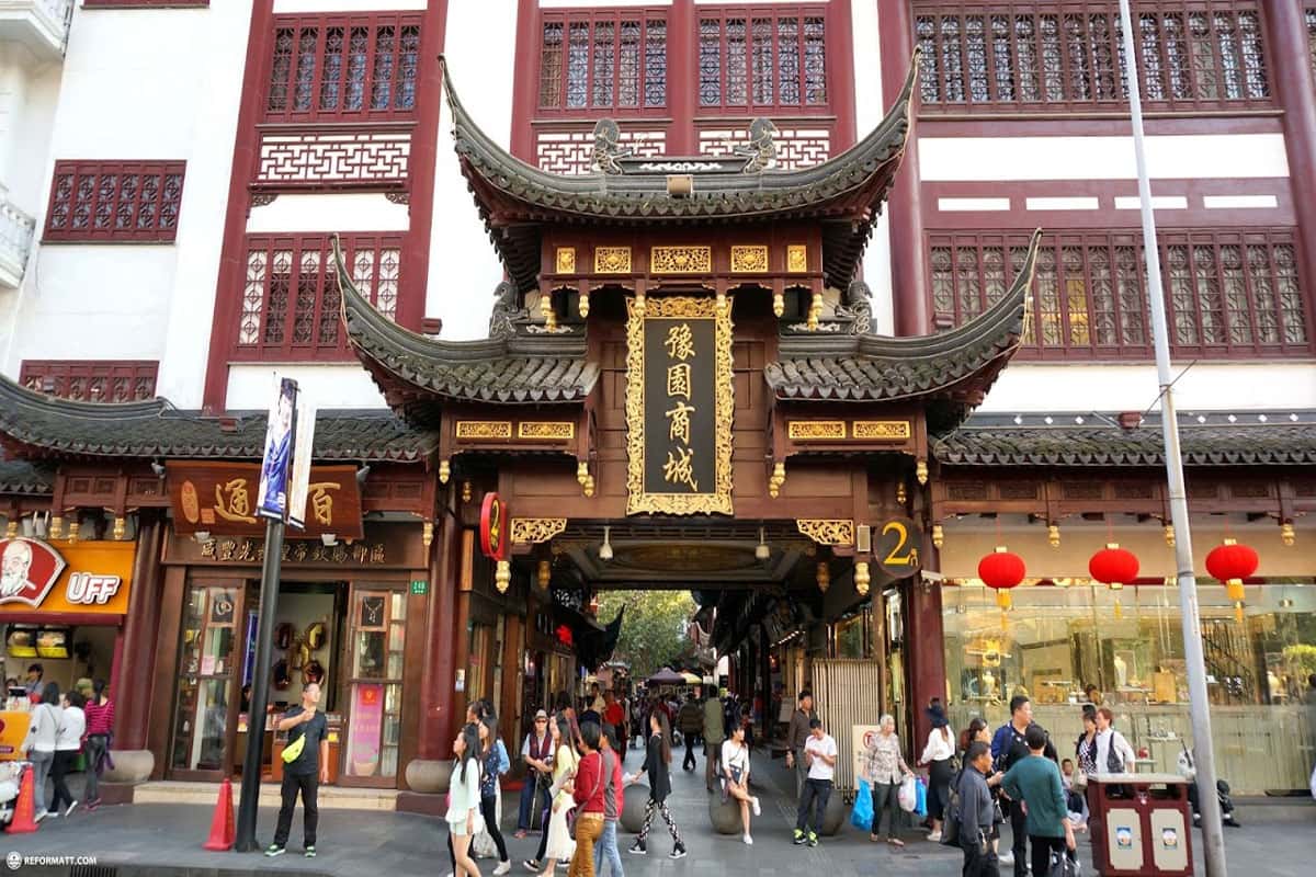 Thưởng thức các món ăn địa phương tại City God Temple