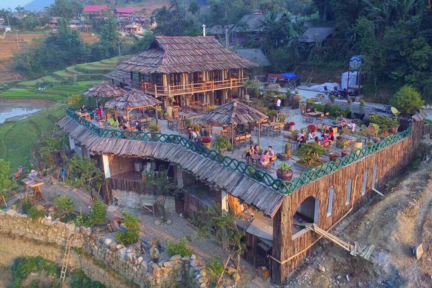  Không gian quán được thiết kế theo phong cách truyền thống của đồng bào vùng này