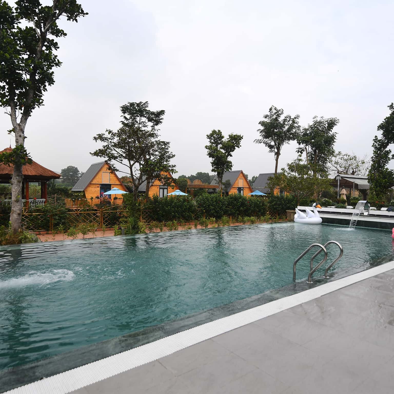 Bể bơi chung toàn khu