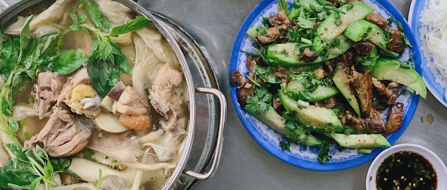 Lẩu gà lá é - món ngon không nên bỏ qua khi đến Đà Lạt