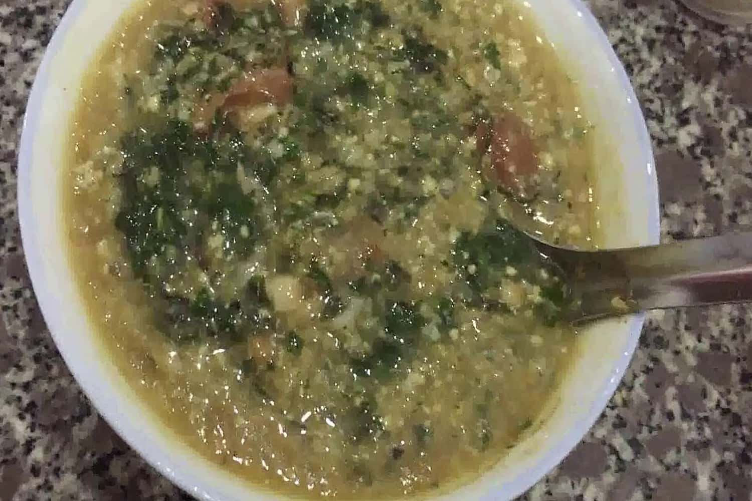 Cháo chín, cho trứng gà, hành, rau mùi, ớt, tiêu là xong