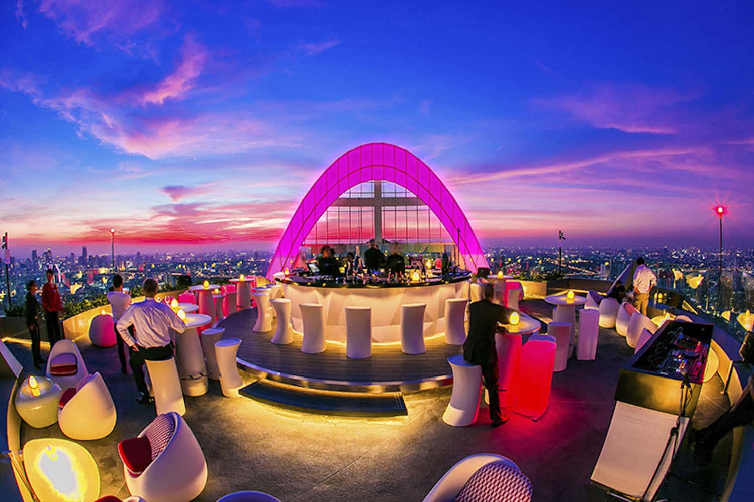 Uống cocktail tại quán bar trên sân thượng