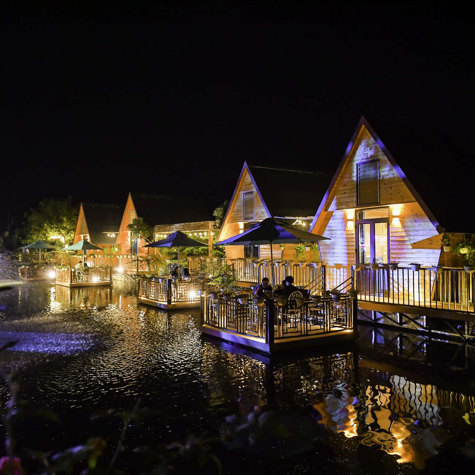 Bungalow Lakeside lung linh vào ban đêm