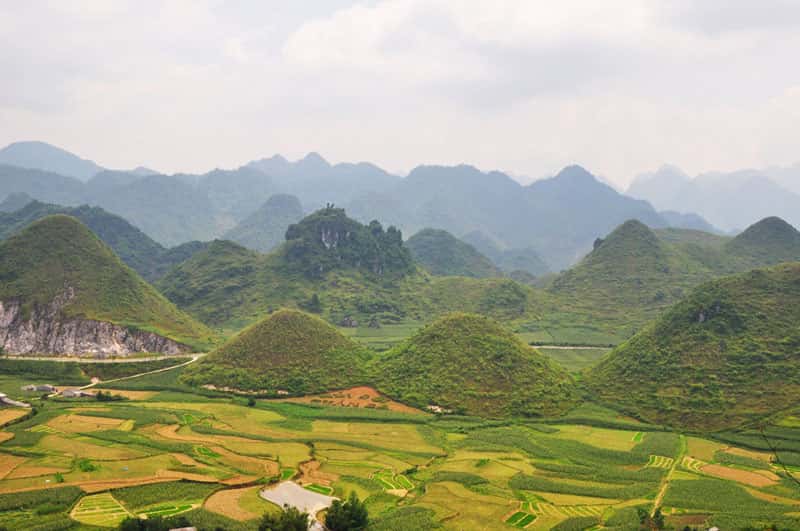 Cảnh tượng hùng vỹ của núi đôi Cô Tiên