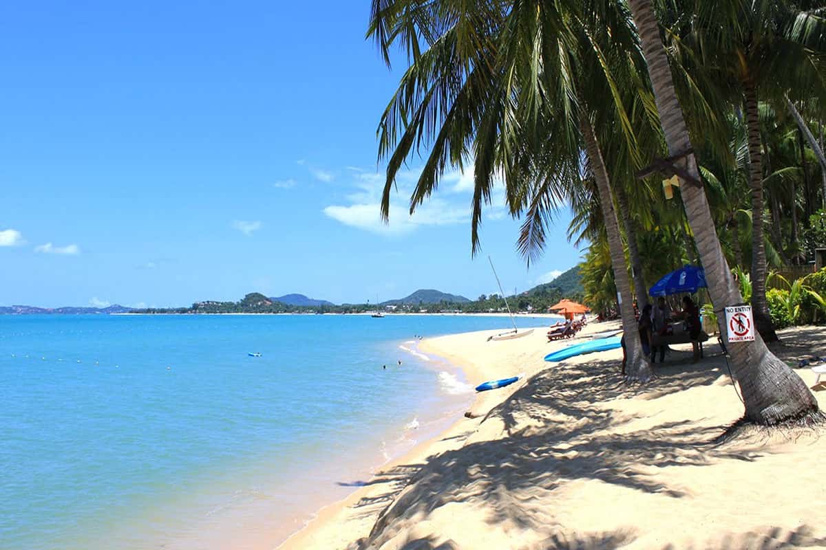 Bãi biển Maenam thân thiện