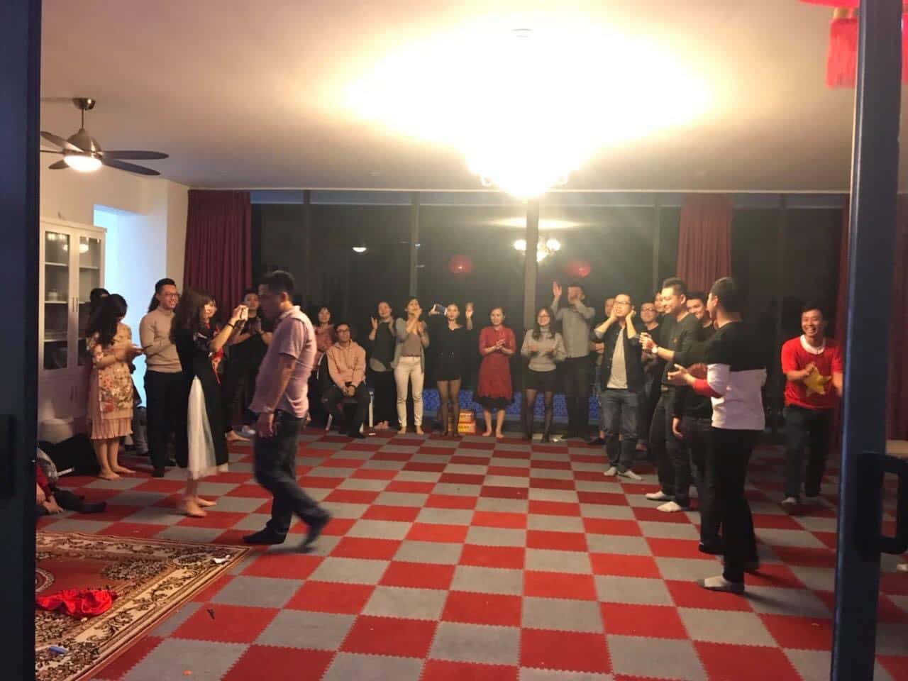 Hát hò, vui chơi tại phòng khách tầng 1