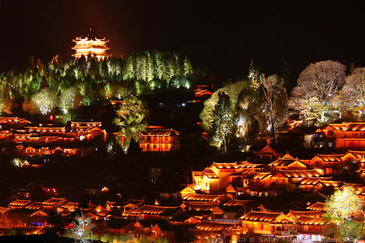 Ngắm nhìn Lệ Giang lung linh sắc màu về đêm
