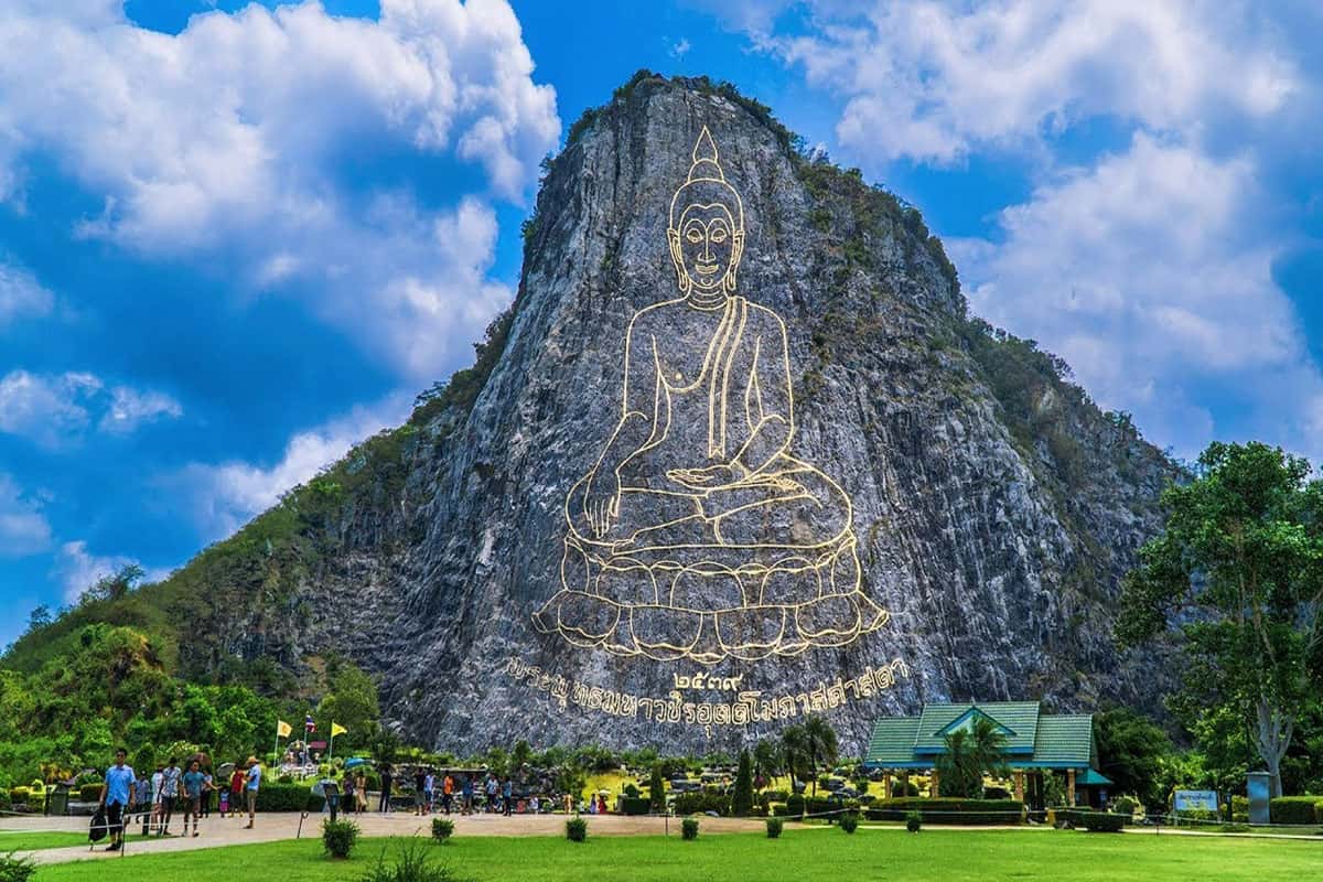 Núi Khao Chi Chan có khắc hình phật