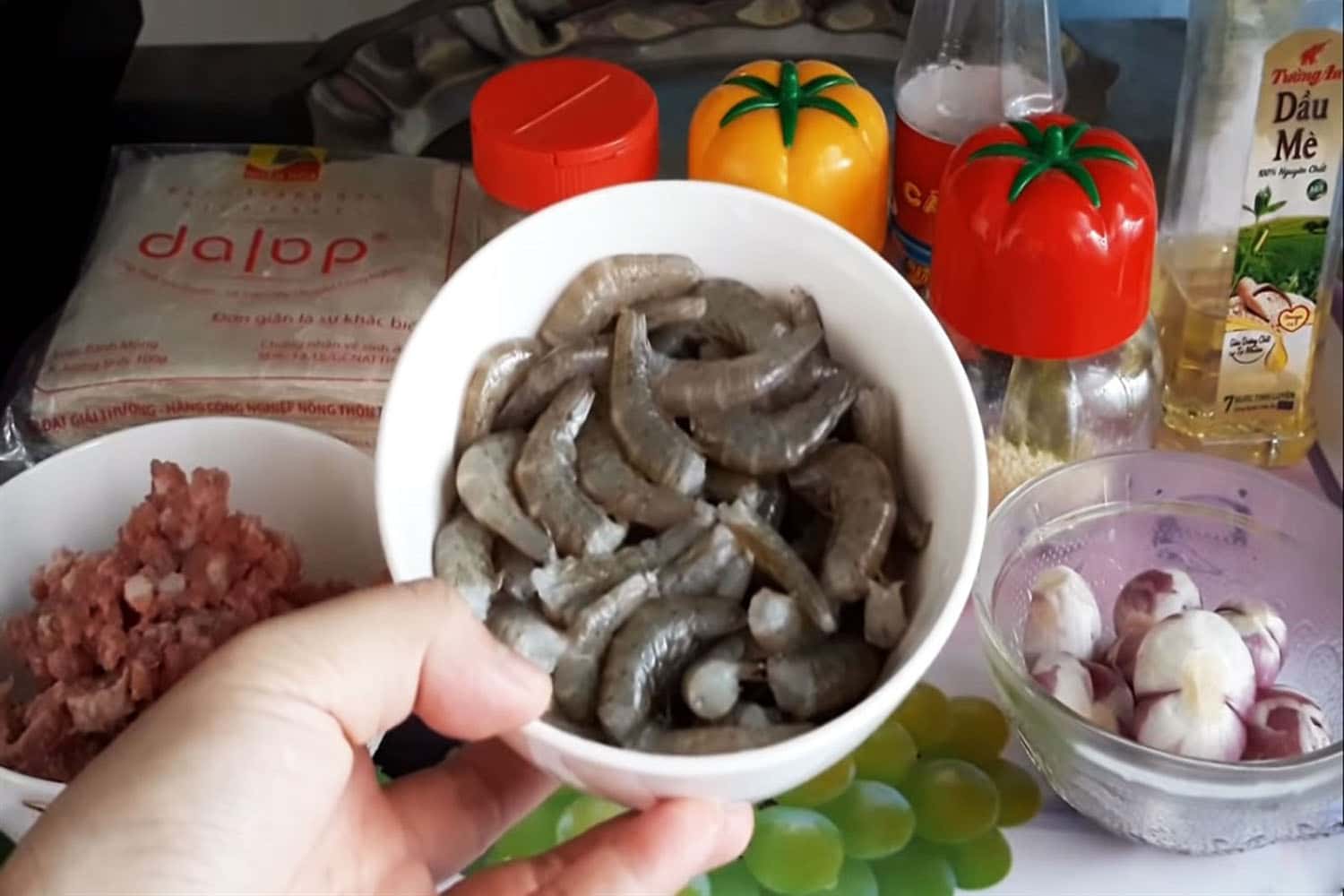 Nguyên liệu chính của ram tôm thường bao gồm thịt ba chỉ, tôm đồng, bánh đa nem