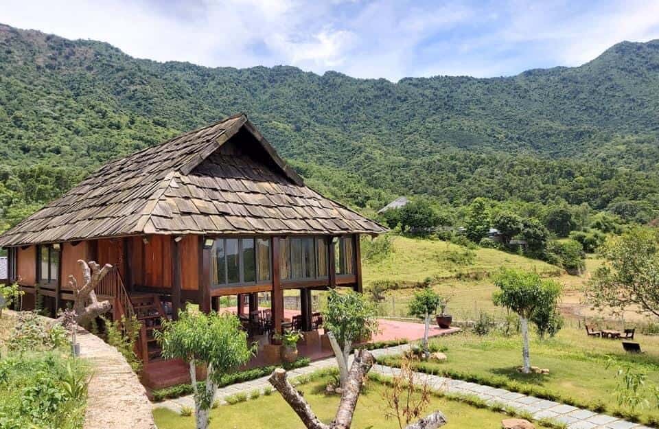 Đào Hoa Homestay thu hút ta bởi không khí trong lành, mát mẻ, khung cảnh thiên nhiên nên thơ, trữ tình