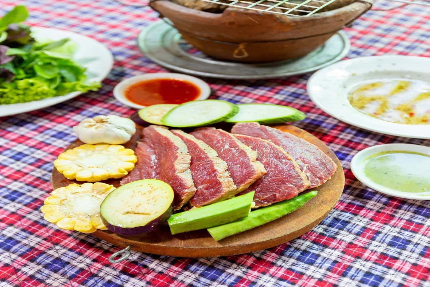 Thịt bò tươi và được xếp đầy đặn trong mỗi đĩa