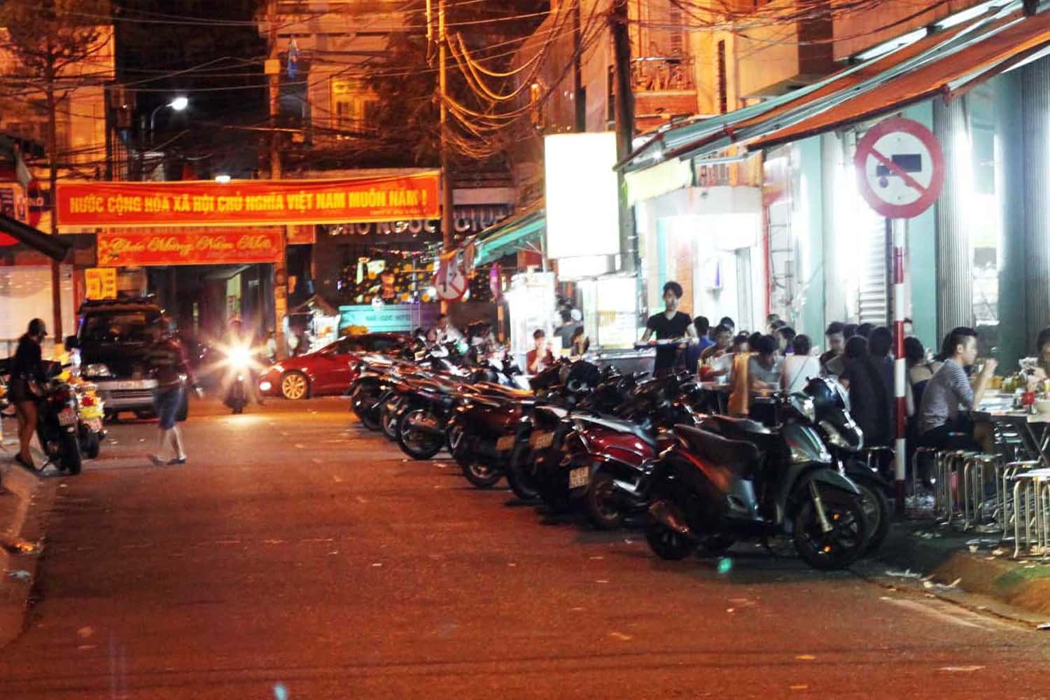 Phố ẩm thực đêm Phạm Hồng Thái