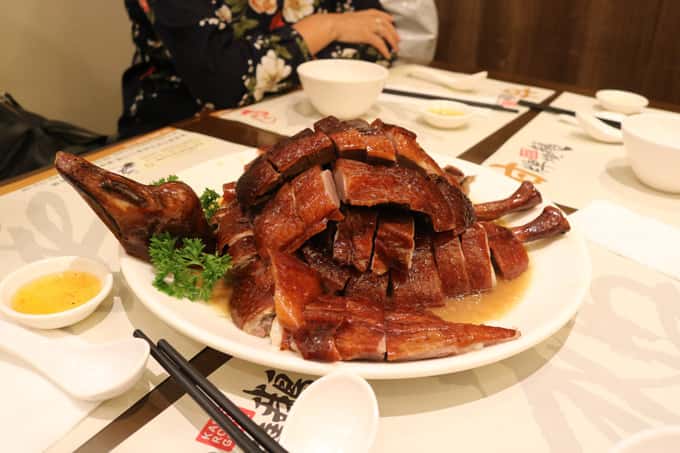 Nhiều người phải xếp hàng dài để ăn ngỗng quay Hong Kong đấy