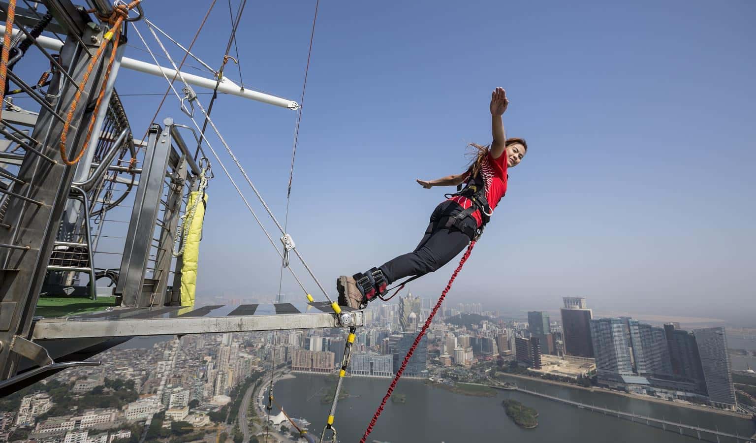 Nhảy Bungy từ tòa tháp cáo 223m