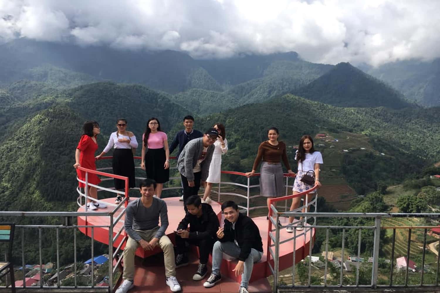 Bạn có thể bao quát cả khung cảnh đỉnh Fansipan hùng vĩ 