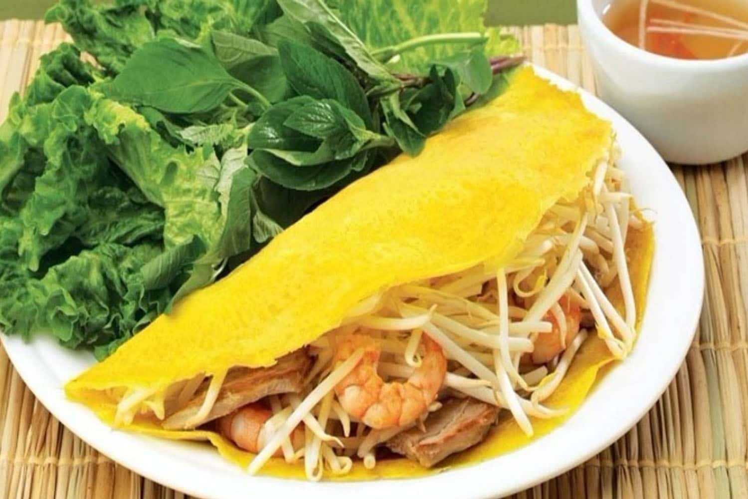 Nhân bánh có chút giá, vài miếng ba chỉ và dăm ba con tôm đồng