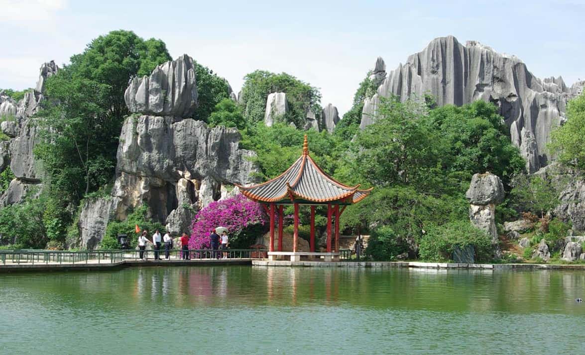 Nơi đây còn là nơi ra đời của tình yêu Hứa Tiên và Bạch Tố Trinh trong Thanh Xà Bạch Xà