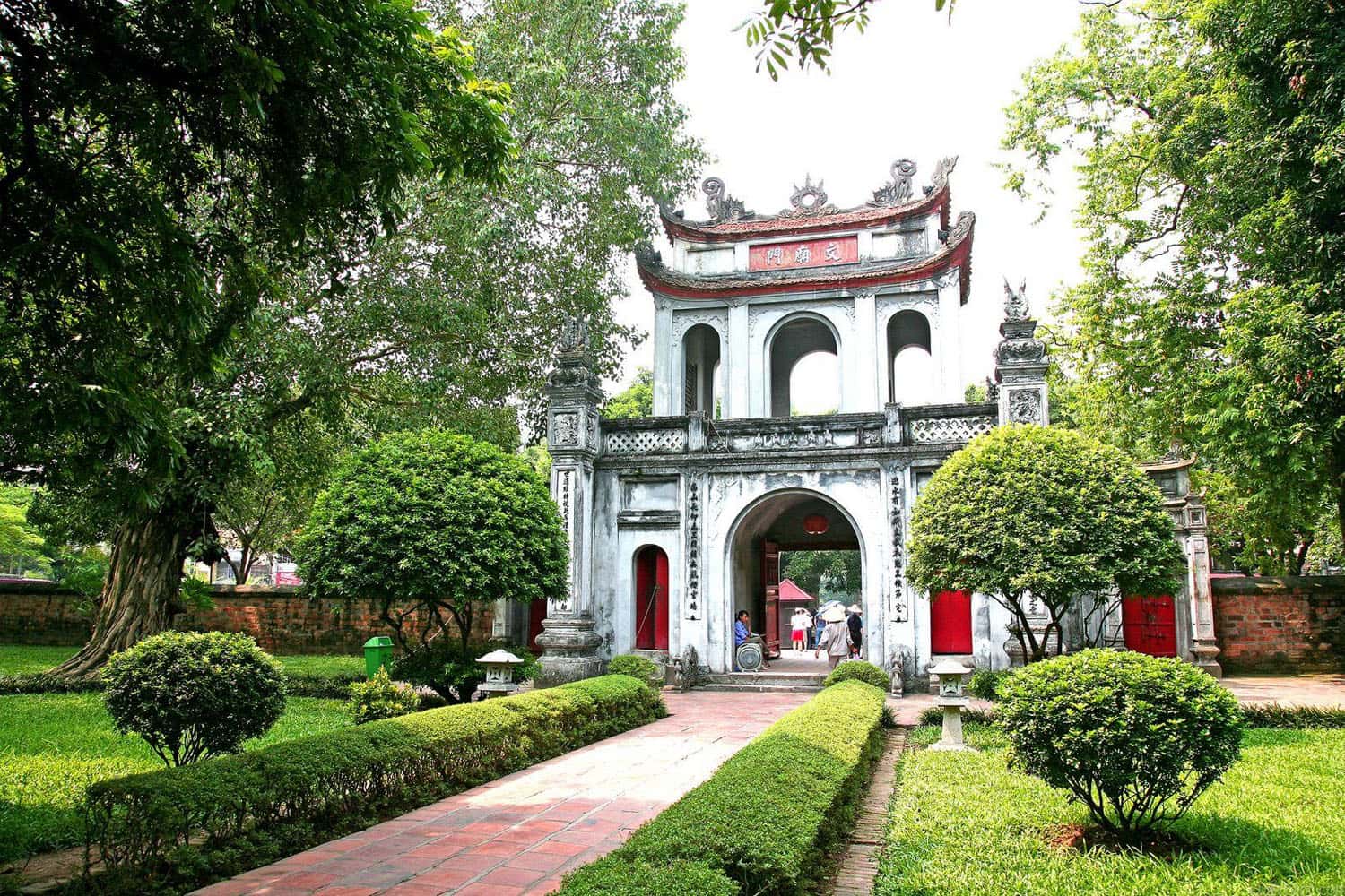 Tham quan Văn miếu Quốc Tử Giám.