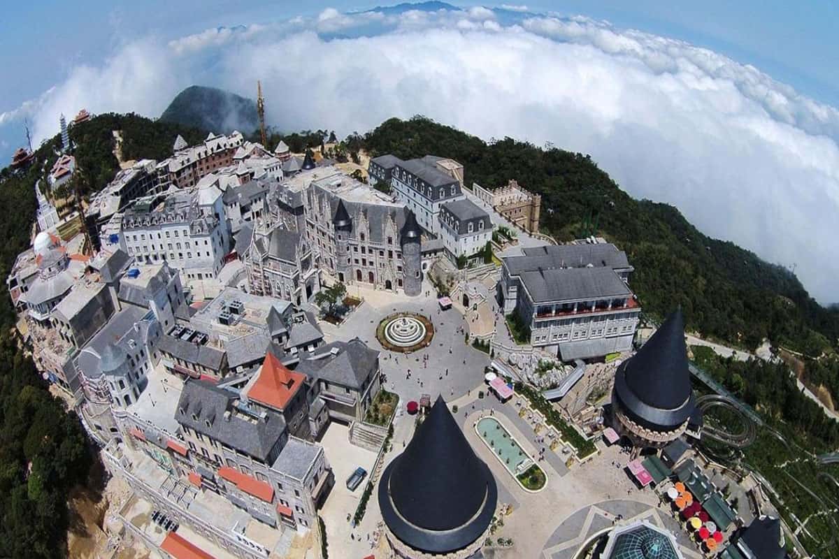 Chiêm ngưỡng bức tranh nước Pháp trung cổ thu nhỏ tại Làng Pháp