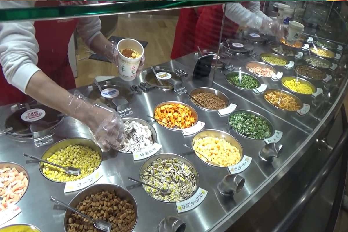 Tự làm mì ăn liền tại Bảo tàng Ramen ăn liền