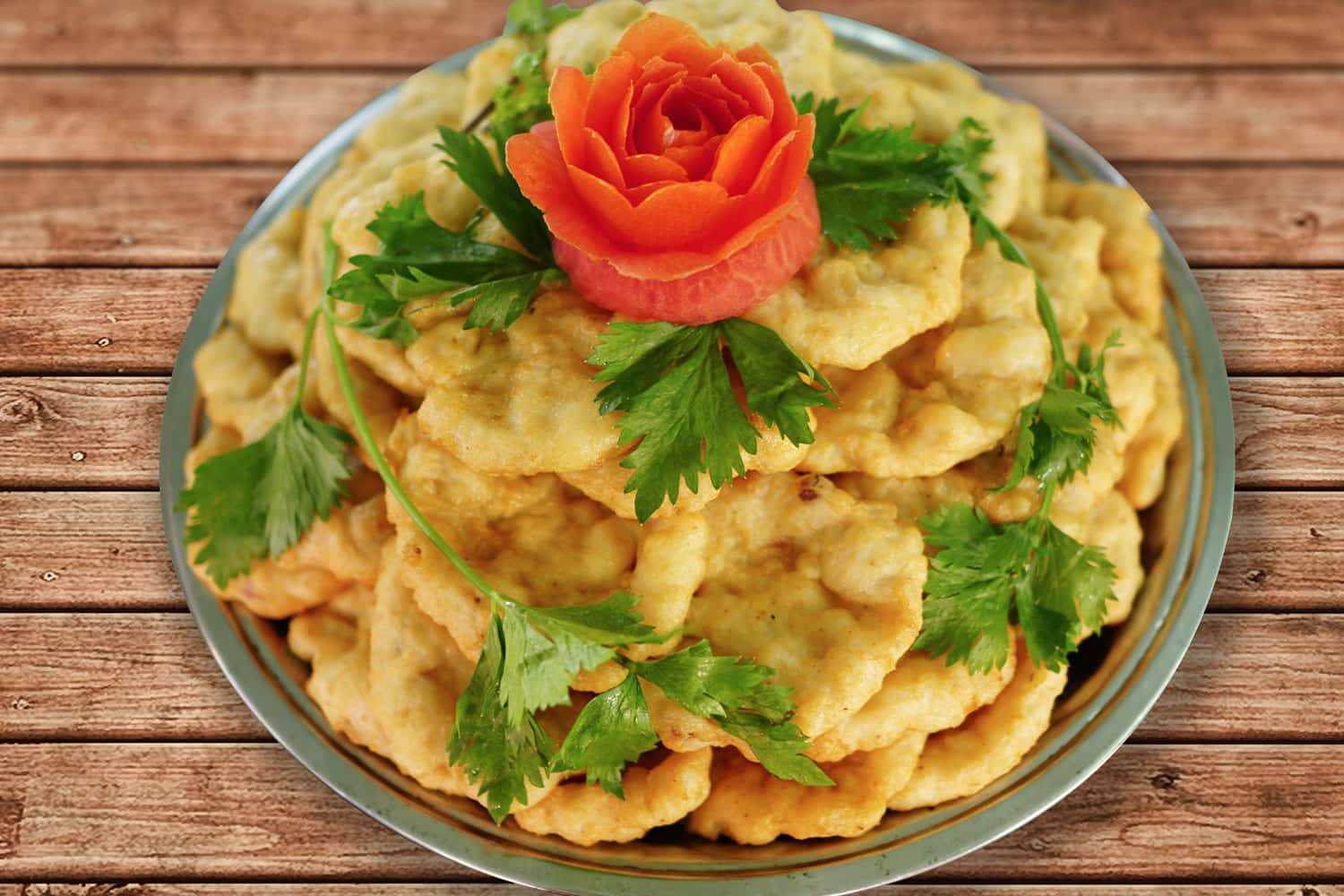 Một mâm đầy các món với chả mực
