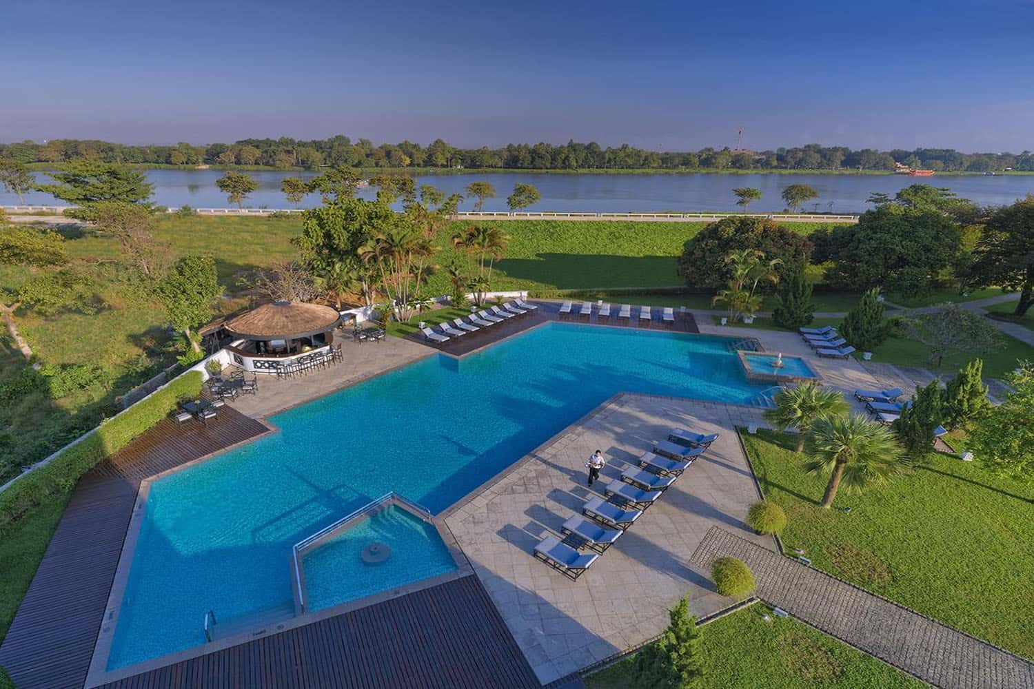 Bể bơi tại Azerai La Residence 