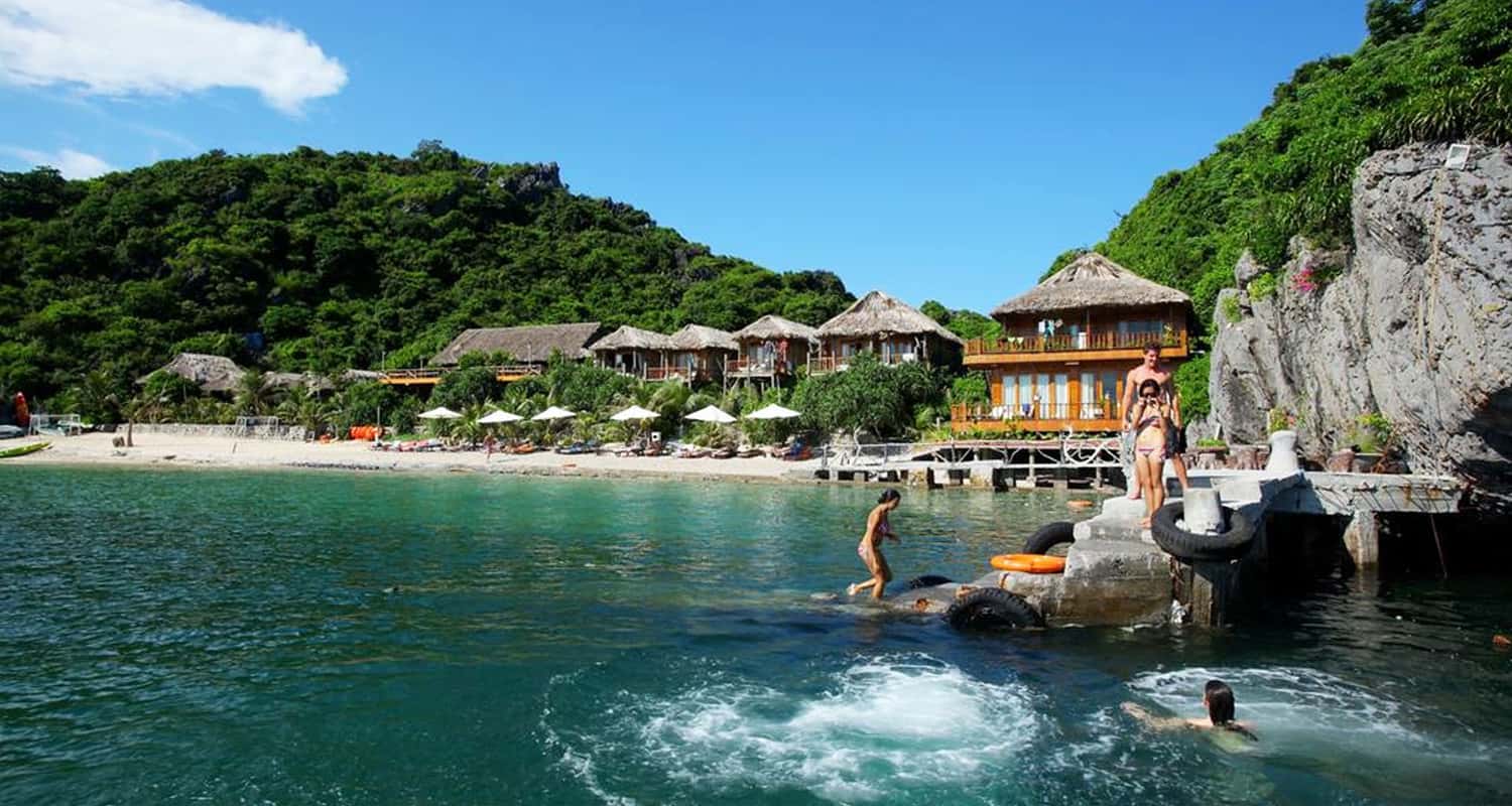 Tắm biển Cát Bà