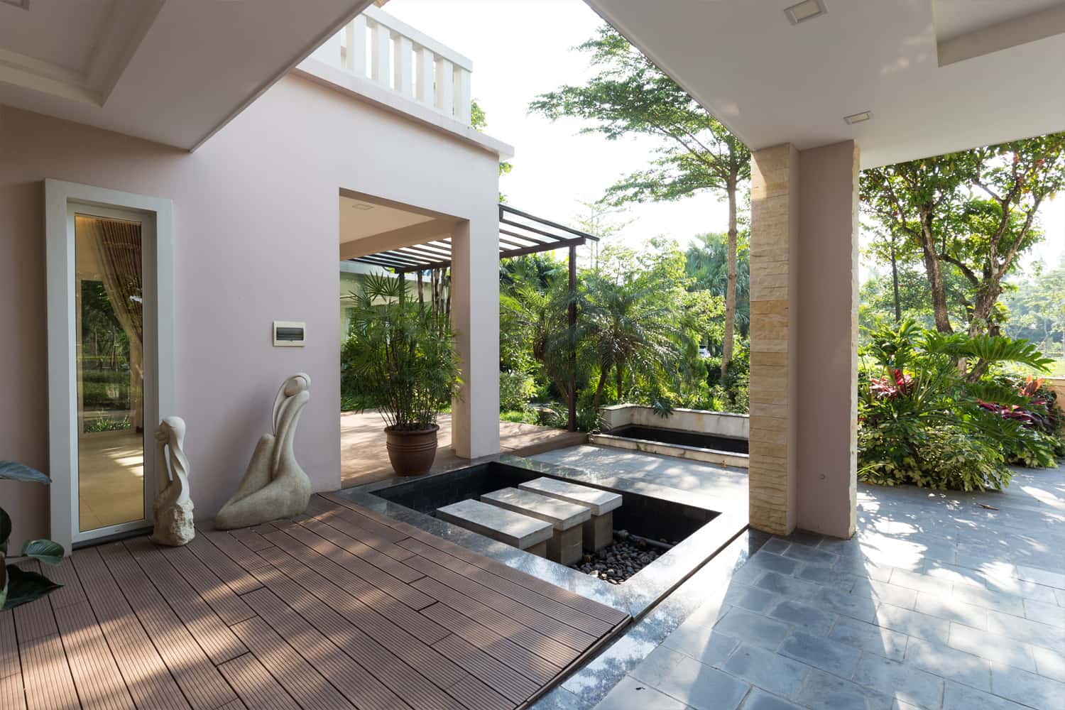Sân vườn bên ngoài Deluxe Garden Pool 