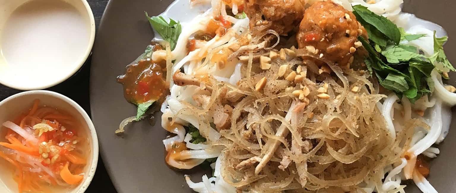 Nếm thử bánh tằm bì - thứ quà nổi tiếng của Sài Gòn