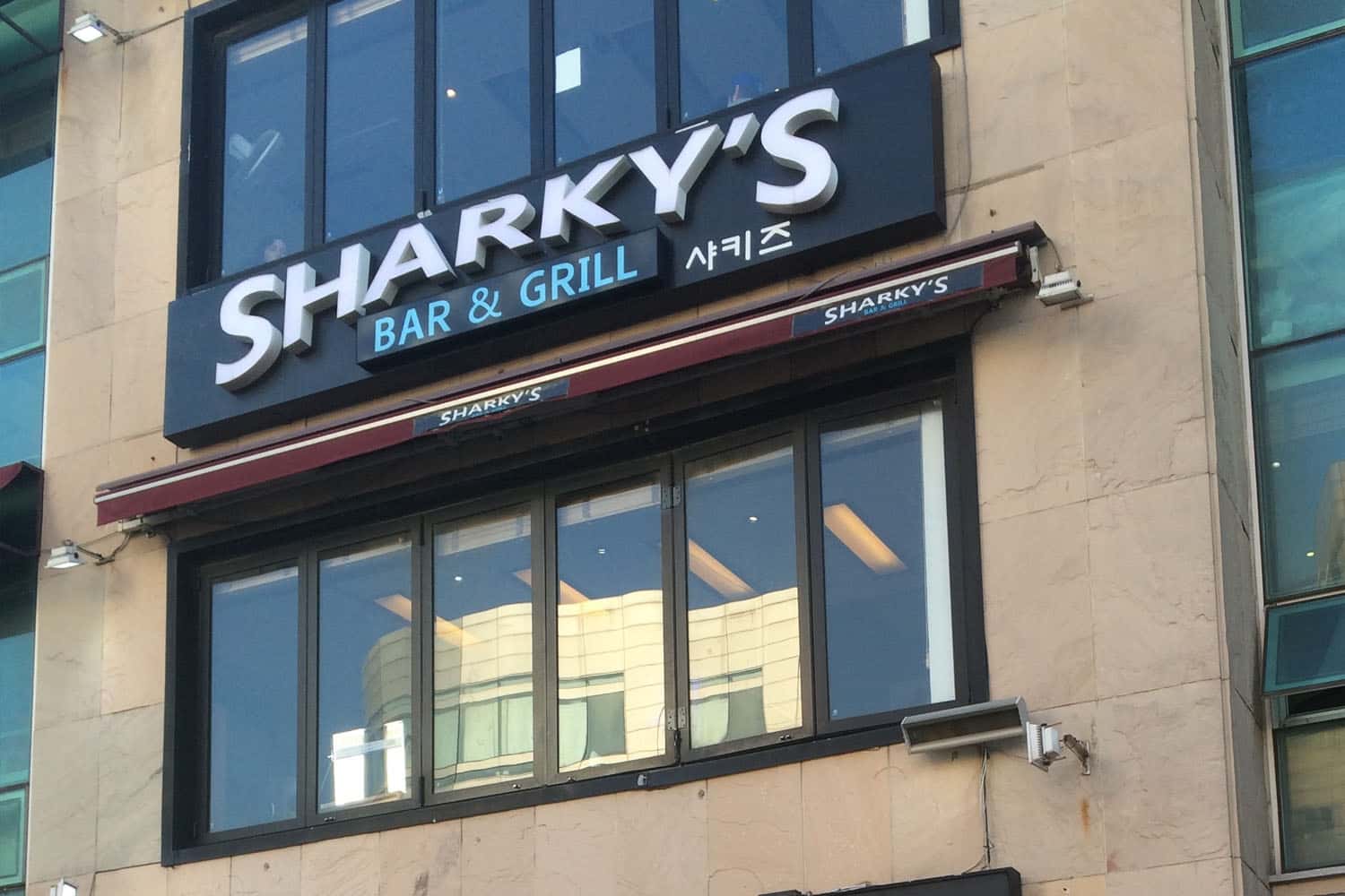 Nhà hàng Sharky’s Bar and Grill (샤키스)