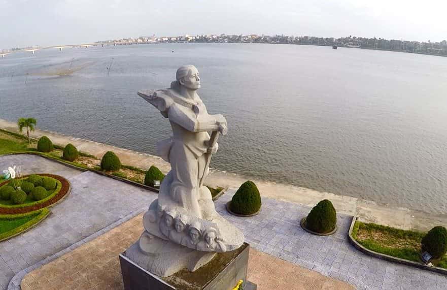 Tượng mẹ Suốt bên bờ sông Nhật Lệ